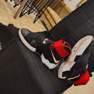 Nike Men's Black and Red Athletic Shoes